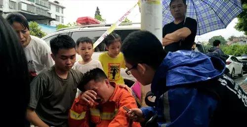 “我真的努力了！”以为还有人没救出，21岁志愿者嚎啕大哭-7.jpg