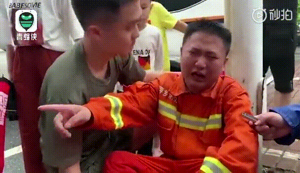 “我真的努力了！”以为还有人没救出，21岁志愿者嚎啕大哭-4.jpg