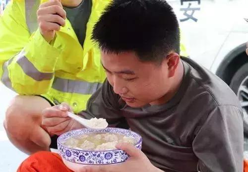 “我真的努力了！”以为还有人没救出，21岁志愿者嚎啕大哭-8.jpg