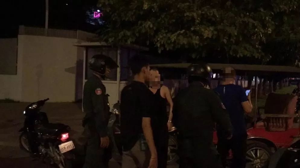 4名男子斗殴被捕，在柬埔寨犯罪给钱就行？-1.jpg