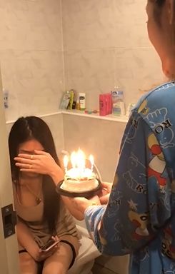 大写尴尬！柬美女半夜上厕所竟收到蛋糕，是惊喜还是惊吓？（视频）-3.jpg
