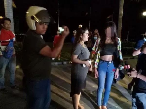 大写尴尬！柬美女半夜上厕所竟收到蛋糕，是惊喜还是惊吓？（视频）-5.jpg