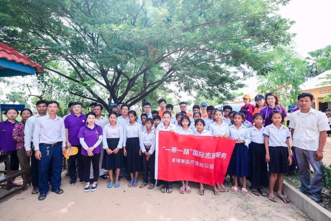 为了听取孩子们的"心音"，平安集团志愿者飘洋过海来到柬埔寨-17.jpg