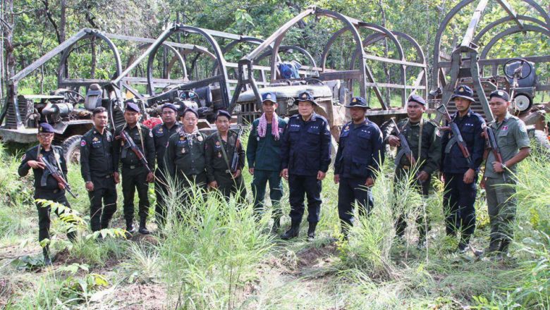 topic-11.-four-illegal-roadside-trucks-were-destroyed-at-the-site-in-koh-nheak-d.jpg