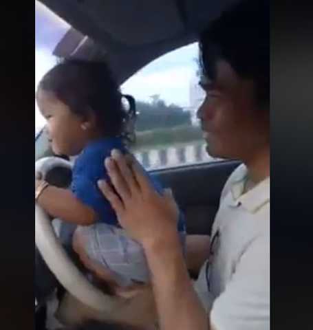 拿女儿生命开玩笑，不靠谱父亲遭全网怒怼（附视频）-1.jpg