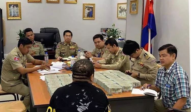 携220万美元现钞入境柬埔寨，两韩国男子称受雇于中国人！-3.jpg