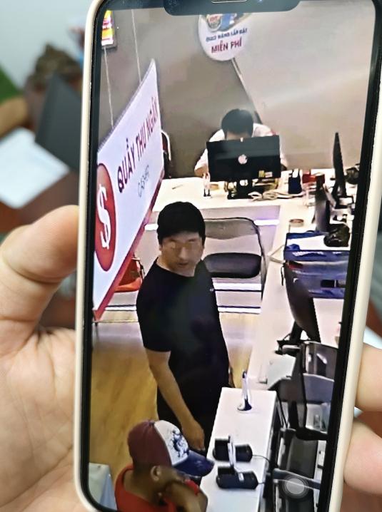 国外坐飞机丢了信用卡 半小时内被消费近六万-2.jpg