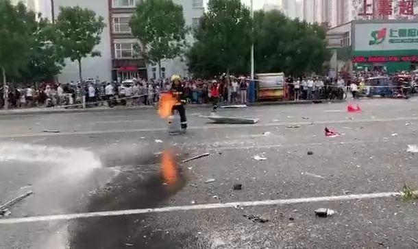 太揪心！他拎着燃烧的煤气罐冲出来，大吼一句-2.jpg