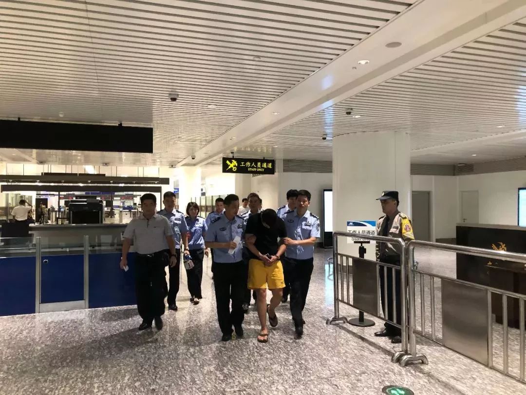 西港：“涉黑骨干”被中国警方跨国带回-1.jpg