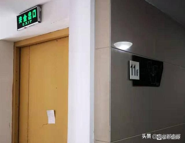 人给狗让道？业主为遛狗贴出告示还关了消防通道门-1.jpg