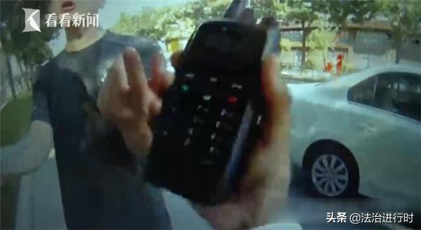 刑拘！研究生违停当场殴打交警 狂言：写个检讨不就行-2.jpg
