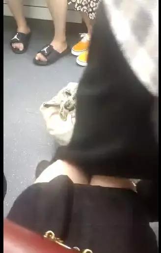 地铁上一大姐不停撞姑娘：你年纪小也不知道站起来-1.jpg