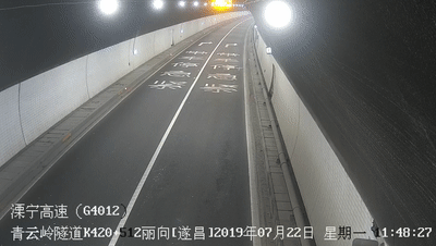 吃瓜群众好心疼！驾驶员一伸手的功夫 1800斤西瓜铺满整个高速隧道-1.jpg