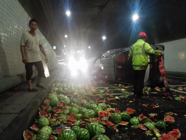 吃瓜群众好心疼！驾驶员一伸手的功夫 1800斤西瓜铺满整个高速隧道-4.jpg