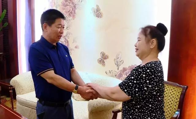 男子餐厅吃饭，陌生女人硬塞他7000元！背后故事引人深思-2.jpg