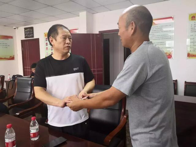 男子餐厅吃饭，陌生女人硬塞他7000元！背后故事引人深思-3.jpg