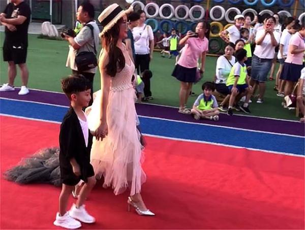 幼儿园毕业典礼，妈妈带孩子走红毯，网友：当妈真不容易！-1.jpg
