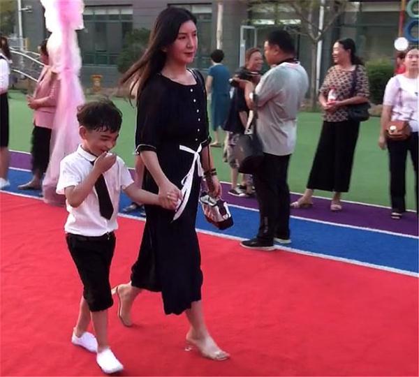 幼儿园毕业典礼，妈妈带孩子走红毯，网友：当妈真不容易！-2.jpg