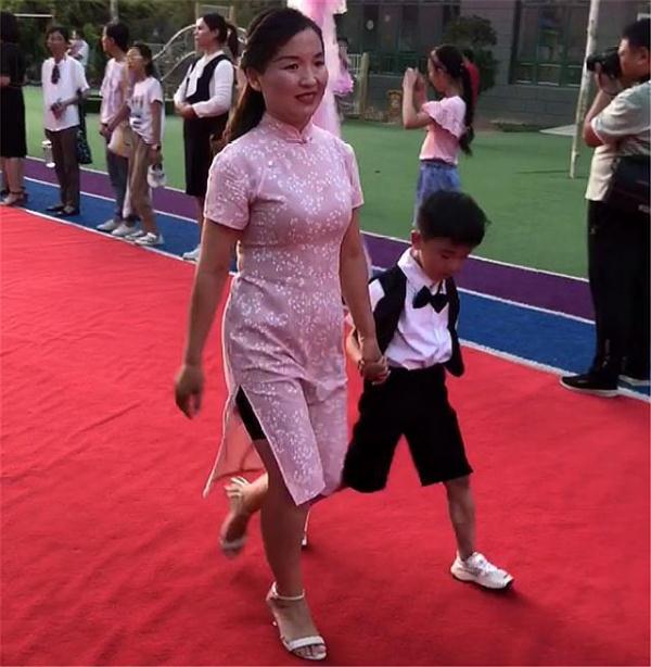 幼儿园毕业典礼，妈妈带孩子走红毯，网友：当妈真不容易！-3.jpg