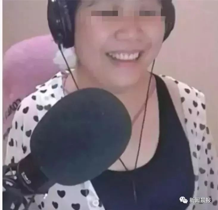 女网红直播中翻车，萝莉变大妈-4.jpg