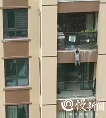 险！重庆一幼童独自在家六楼翻窗坠下，众邻居扯起被子接住他-1.jpg