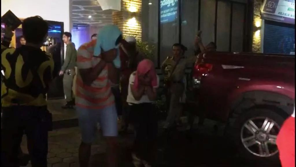 警方深夜再出击：近60人落网！-2.jpg
