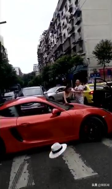 重庆保时捷女司机扇男子耳光，警方核查其丈夫是否警察-2.jpg