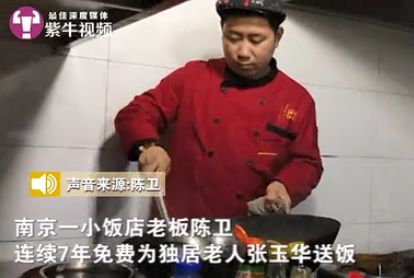 3吨可乐散落一地众人蜂拥而上，这一幕，让我们看到真正的南京！-11.jpg
