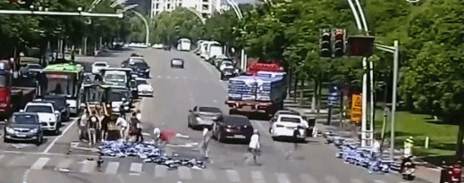 3吨可乐散落一地众人蜂拥而上，这一幕，让我们看到真正的南京！-3.jpg