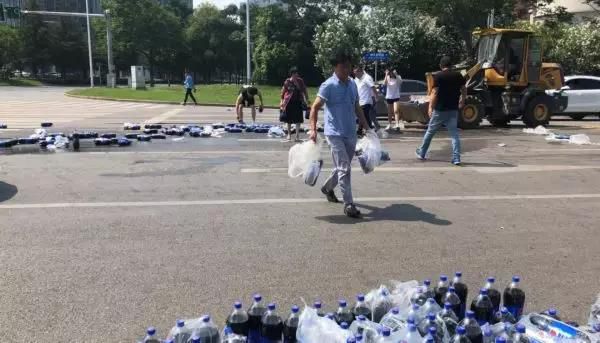 3吨可乐散落一地众人蜂拥而上，这一幕，让我们看到真正的南京！-6.jpg