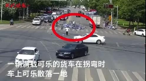 3吨可乐散落一地众人蜂拥而上，这一幕，让我们看到真正的南京！-2.jpg