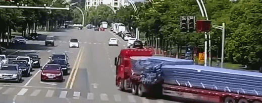 3吨可乐散落一地众人蜂拥而上，这一幕，让我们看到真正的南京！-1.jpg