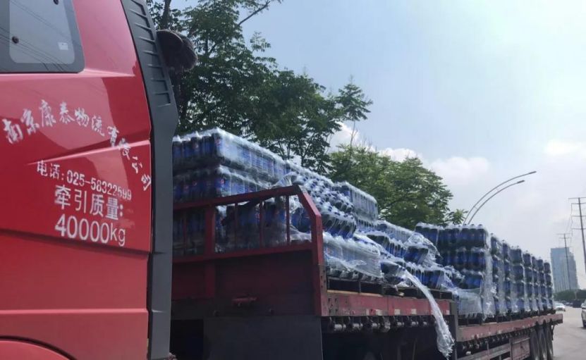 3吨可乐散落一地众人蜂拥而上，这一幕，让我们看到真正的南京！-5.jpg