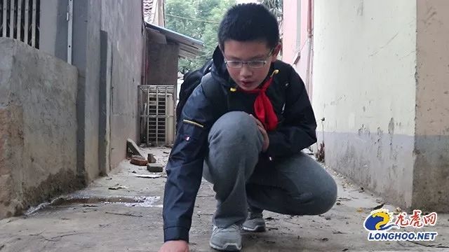 3吨可乐散落一地众人蜂拥而上，这一幕，让我们看到真正的南京！-12.jpg