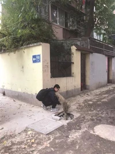 3吨可乐散落一地众人蜂拥而上，这一幕，让我们看到真正的南京！-13.jpg