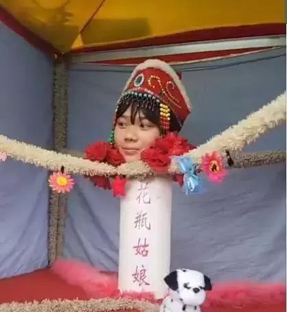 花瓶中长大的姑娘，近距离看不出破绽，是奇人异事还是江湖骗术？-1.jpg