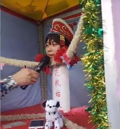 花瓶中长大的姑娘，近距离看不出破绽，是奇人异事还是江湖骗术？-2.jpg