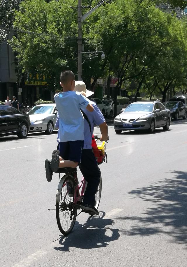 “言传身教”！父母“炫”车技，孩子玩“杂耍”-1.jpg