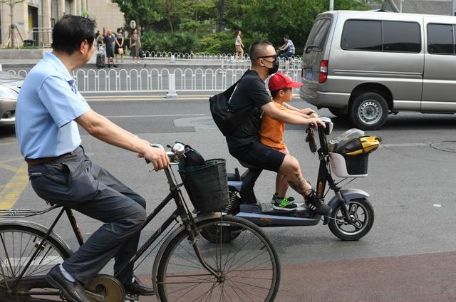 “言传身教”！父母“炫”车技，孩子玩“杂耍”-2.jpg