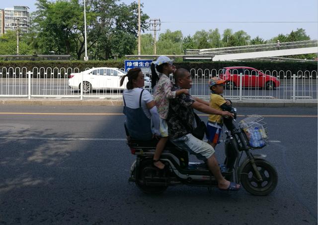 “言传身教”！父母“炫”车技，孩子玩“杂耍”-4.jpg