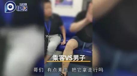 男子地铁2号线上乱扔鼻涕纸，孩子：爸爸不懂事，我懂-1.jpg