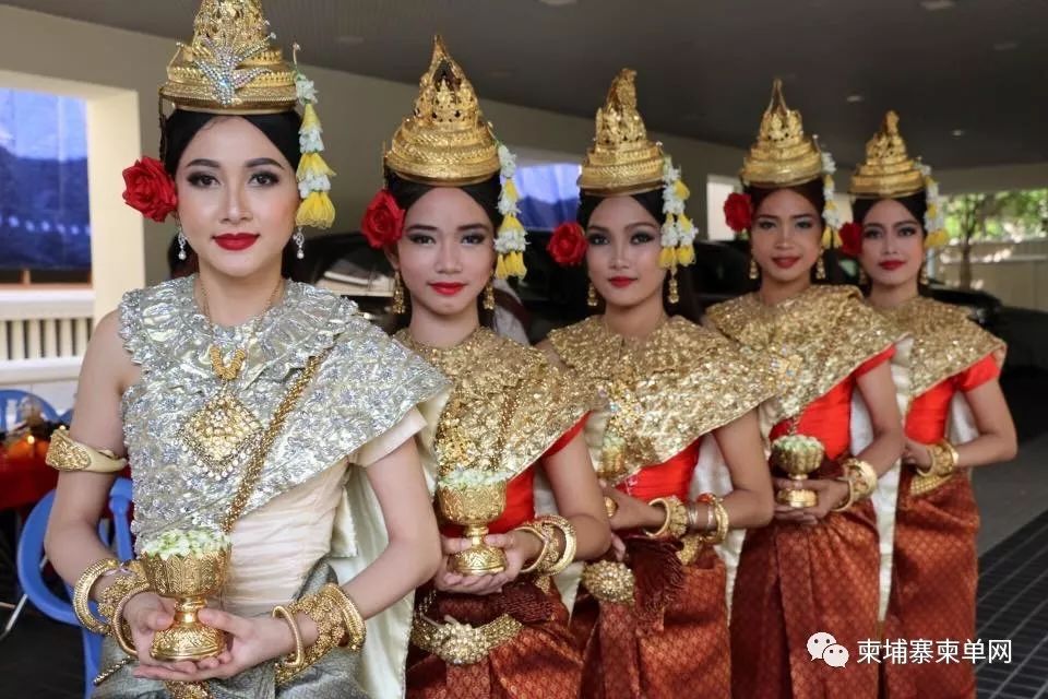身穿奇装异服恶搞高棉舞蹈遭狠批，网友：神经病！（含视频）-3.jpg
