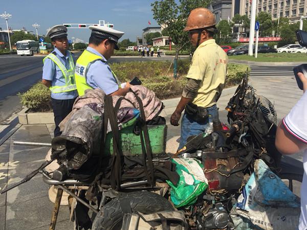 “大能人”花120元买两辆报废摩托拼成一辆，警察追了2公里才逮到他-1.jpg