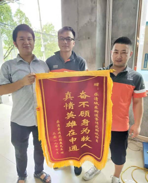 惊险！2岁女童爬出4楼窗户，快递小哥徒手攀外墙救援-2.jpg