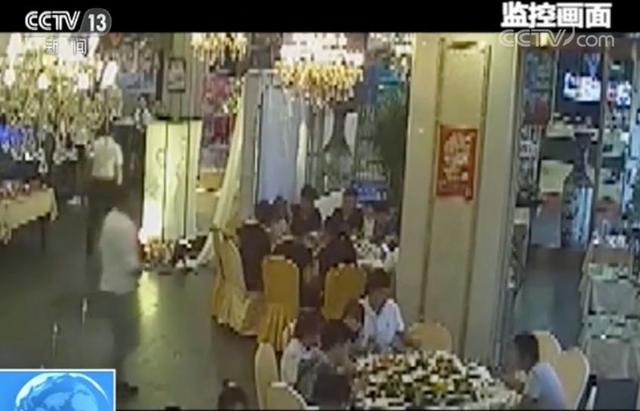 "戏精"窃贼专偷婚礼！演技精湛感动新娘新郎-1.jpg