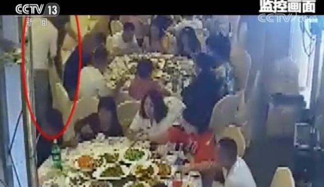 "戏精"窃贼专偷婚礼！演技精湛感动新娘新郎-5.jpg