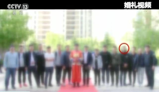 "戏精"窃贼专偷婚礼！演技精湛感动新娘新郎-12.jpg