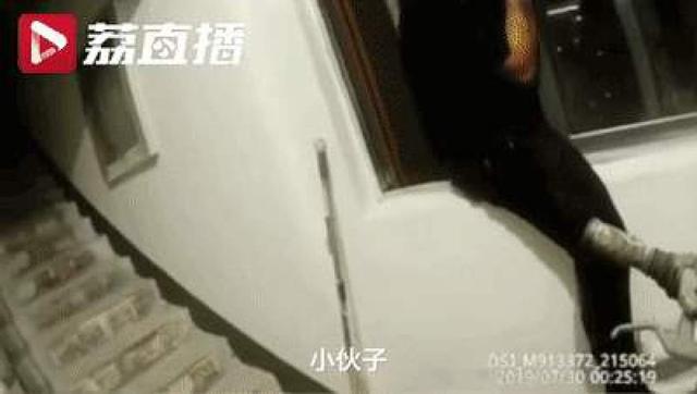 小伙失恋要跳楼，热心阿姨：不要跳！房价会掉……-1.jpg