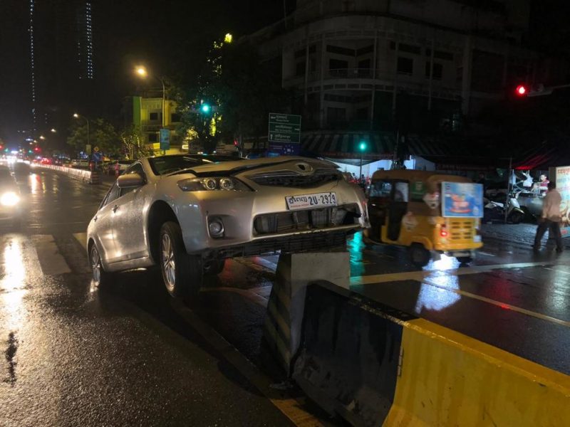 “老司机”开车冲上隔离敦-1.jpg