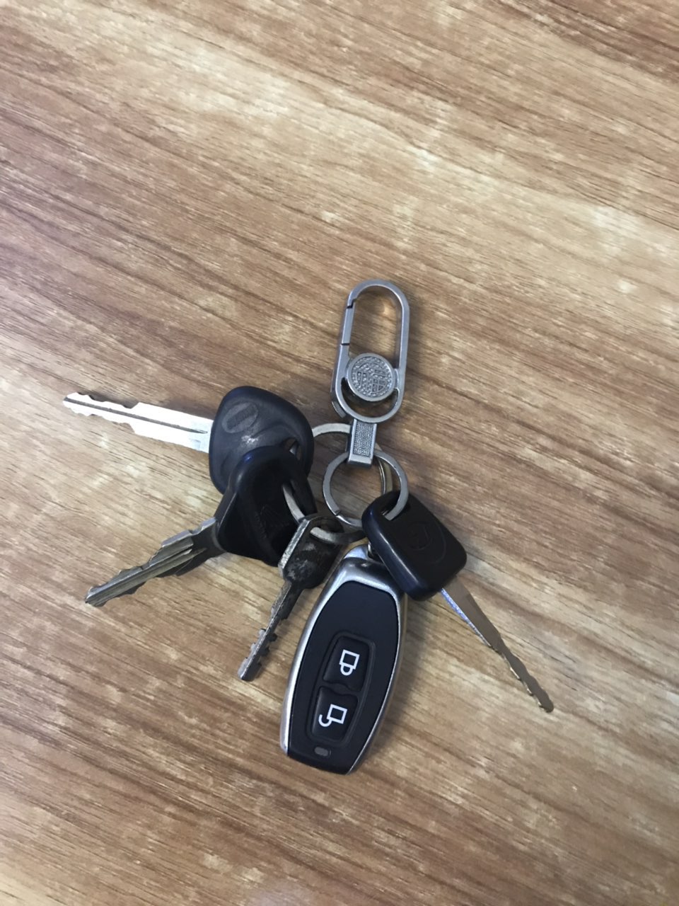 在西港大市场西边捡到车钥匙一串